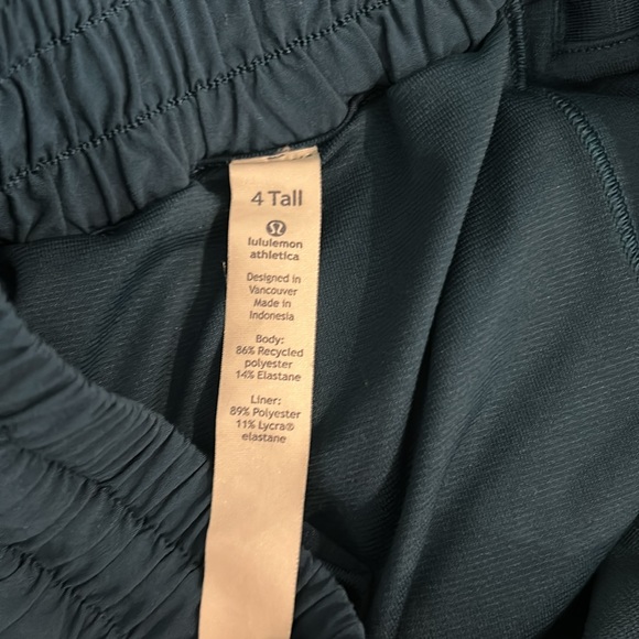 Lululemon high rise shorts size 4 - Picture 4 of 4